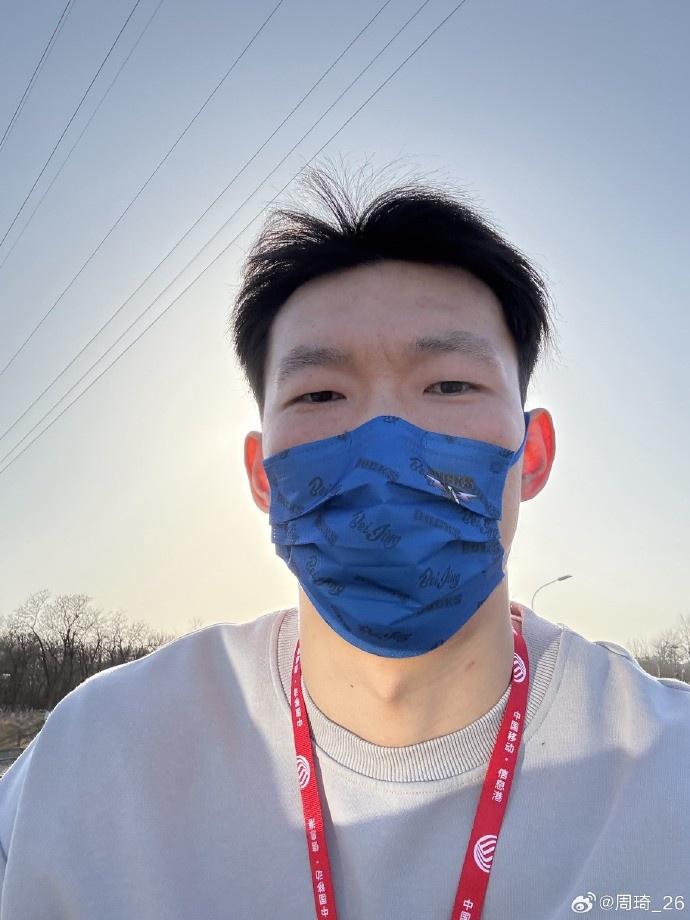 悠閑！周琦騎京牌電動(dòng)車(chē)出行：太陽(yáng)出來(lái)了 開(kāi)京牌兜兜風(fēng)！