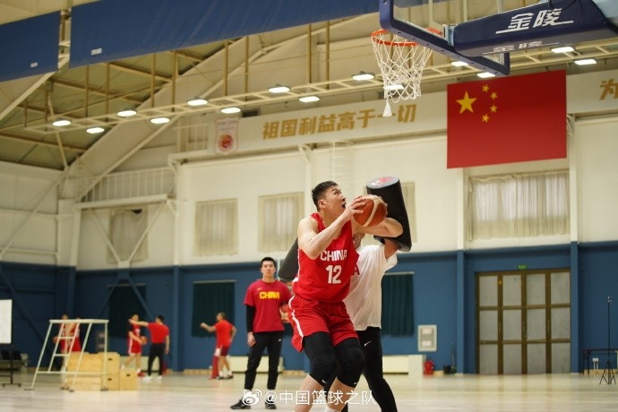 中國籃球之隊官博：大塊頭 大能量 祝李炎哲25歲生日快樂！