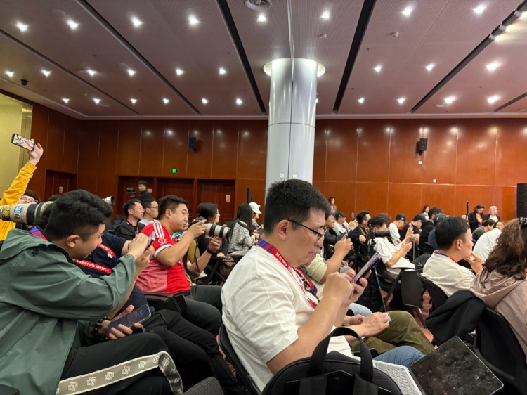 萬(wàn)眾矚目！記者擠滿國(guó)足賽前新聞發(fā)布廳，賽場(chǎng)記者預(yù)計(jì)超300人