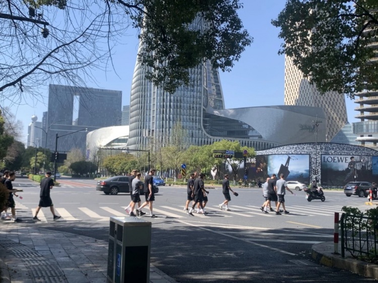 心態(tài)放松，有網友拍到澳大利亞隊早上在萬象城citywalk