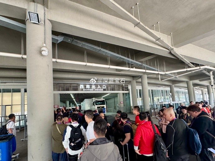 盛況空前！記者曬照：距離中澳之戰(zhàn)還有三小時(shí)，現(xiàn)場(chǎng)記者已超百名