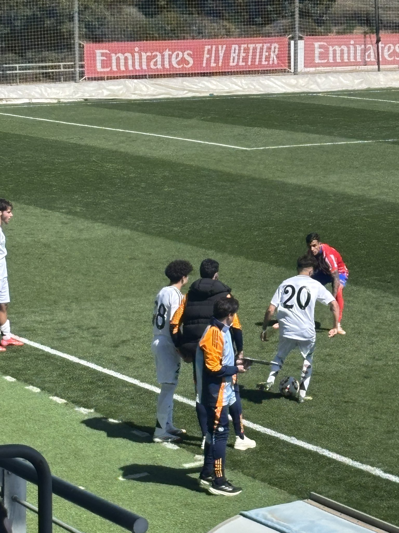 天賦滿滿！馬塞洛15歲兒子恩佐皇馬U19首秀，登場(chǎng)5分鐘腳后跟助攻