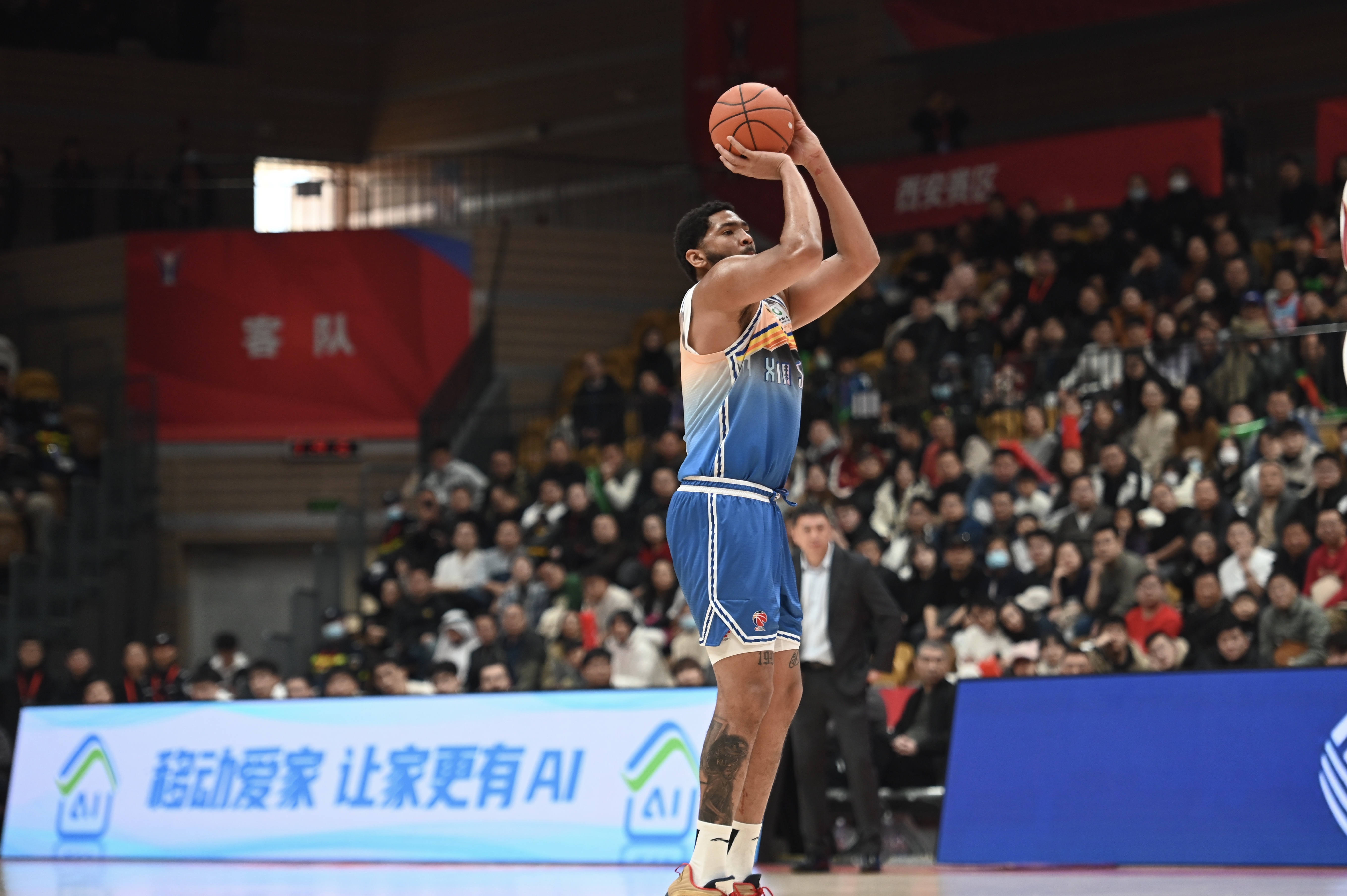 率先發(fā)力！新疆外援勞森首節(jié)7中5拿到11分 三分2中1